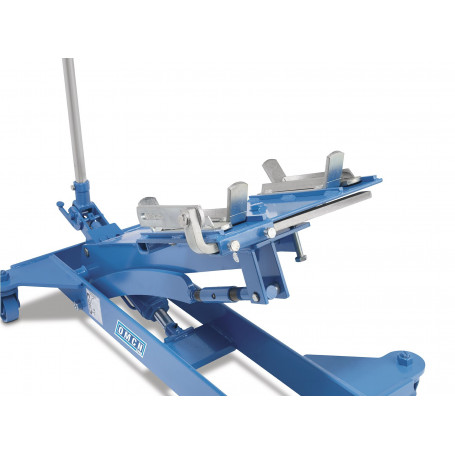 chariot-elevateur-1500-kg-pour-travaux-de-montage-724564303-2.jpg